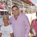 Vice-prefeito Neto Beluci parabeniza a sorteada Clarice Vitorino dos Santos;