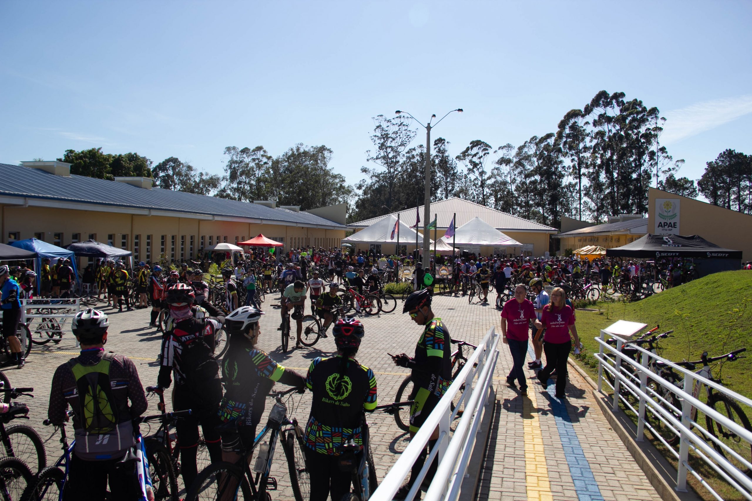 Foto de ciclistas reunidos antes do início do evento