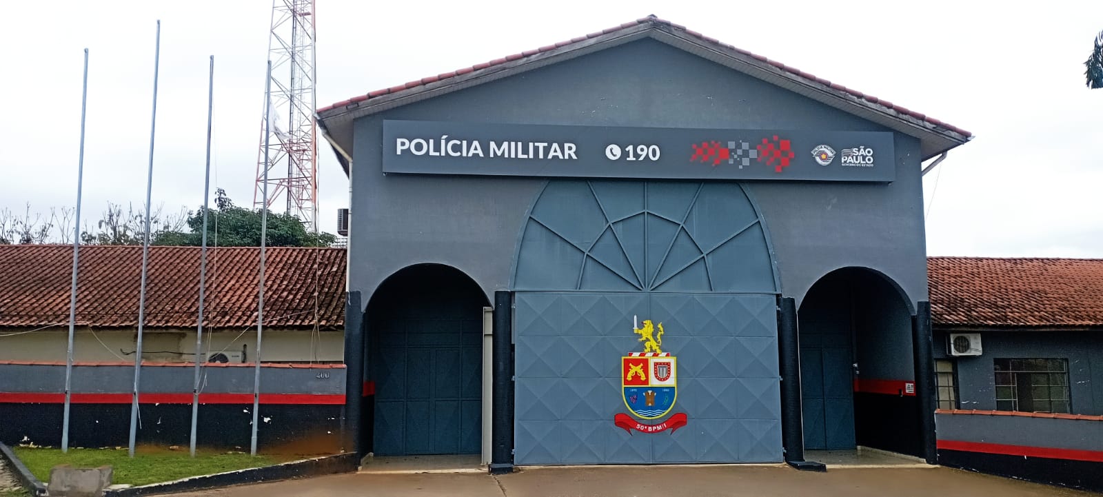 Foto da frente do quartel da Polícia Militar