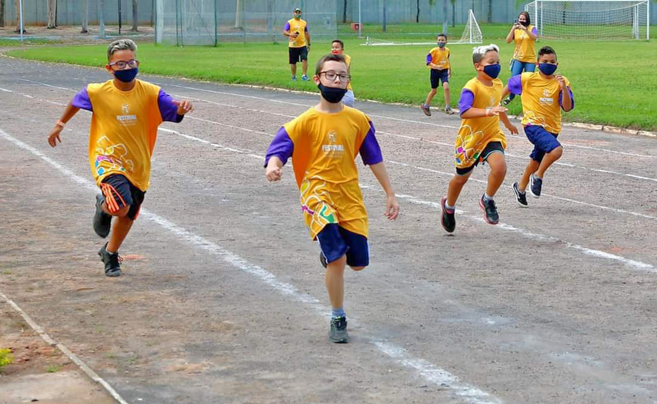 Imagem de crianças correndo em pista de corrida