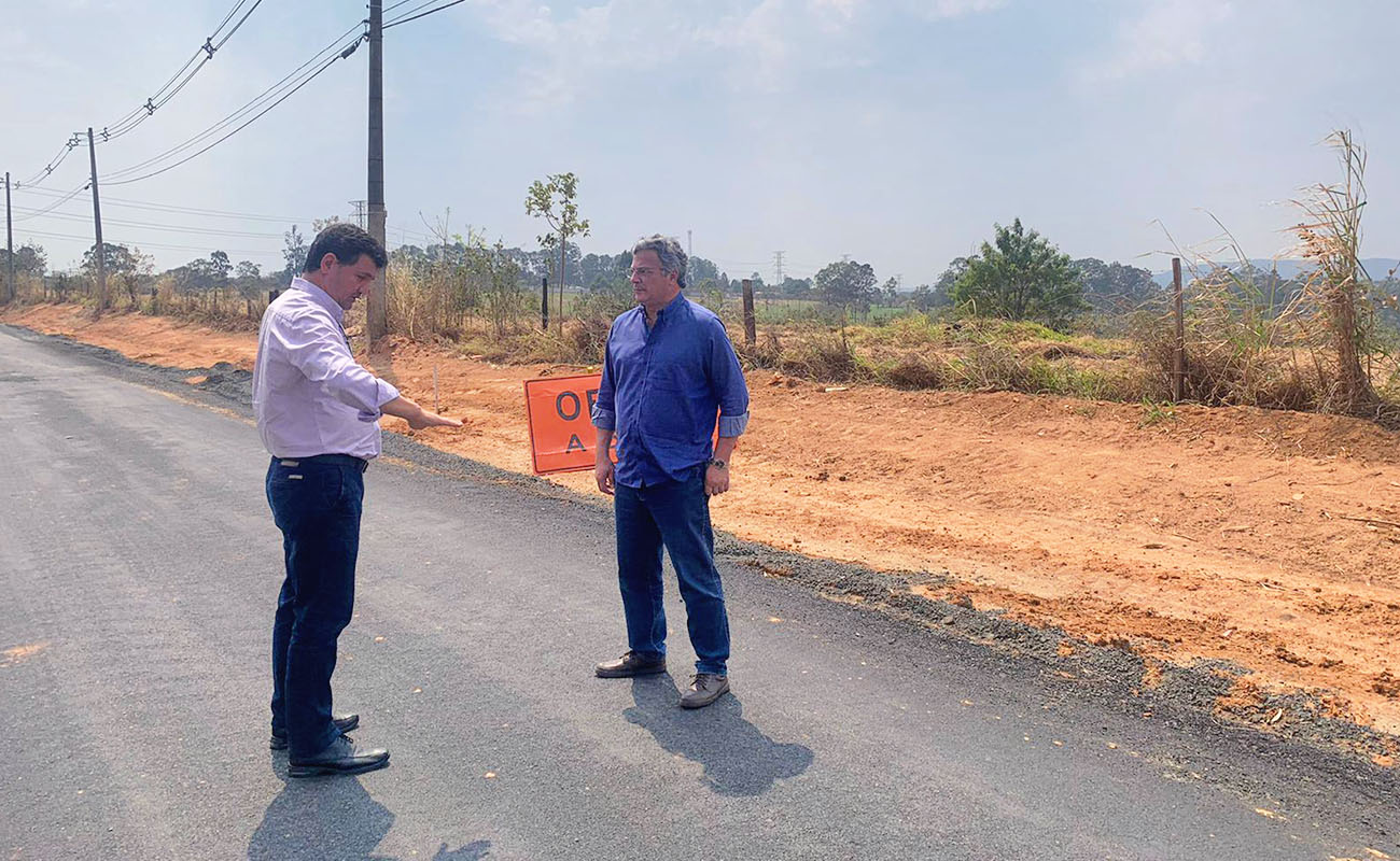 Foto do prefeito Guilherme Gazzola ao lado do secretário de obras Eduardo conferindo a obra de pavimentação