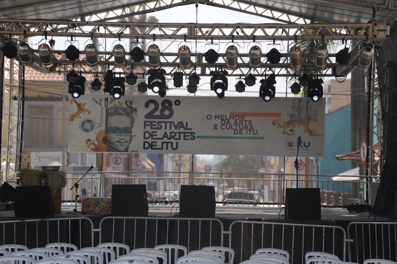 Imagem do palco montado do vigésimo oitavo festival de artes de Itu