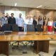 Foto do prefeito Guilherme Gazzola, Secretário de Obras Eduardo Luis Alves da Silva e demais autoridades durante reunião no gabinete