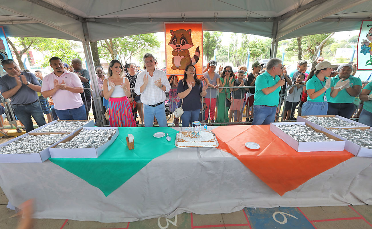 Foto com o prefeito Guilherme Gazzola e demais autoridades na mesa do bolo