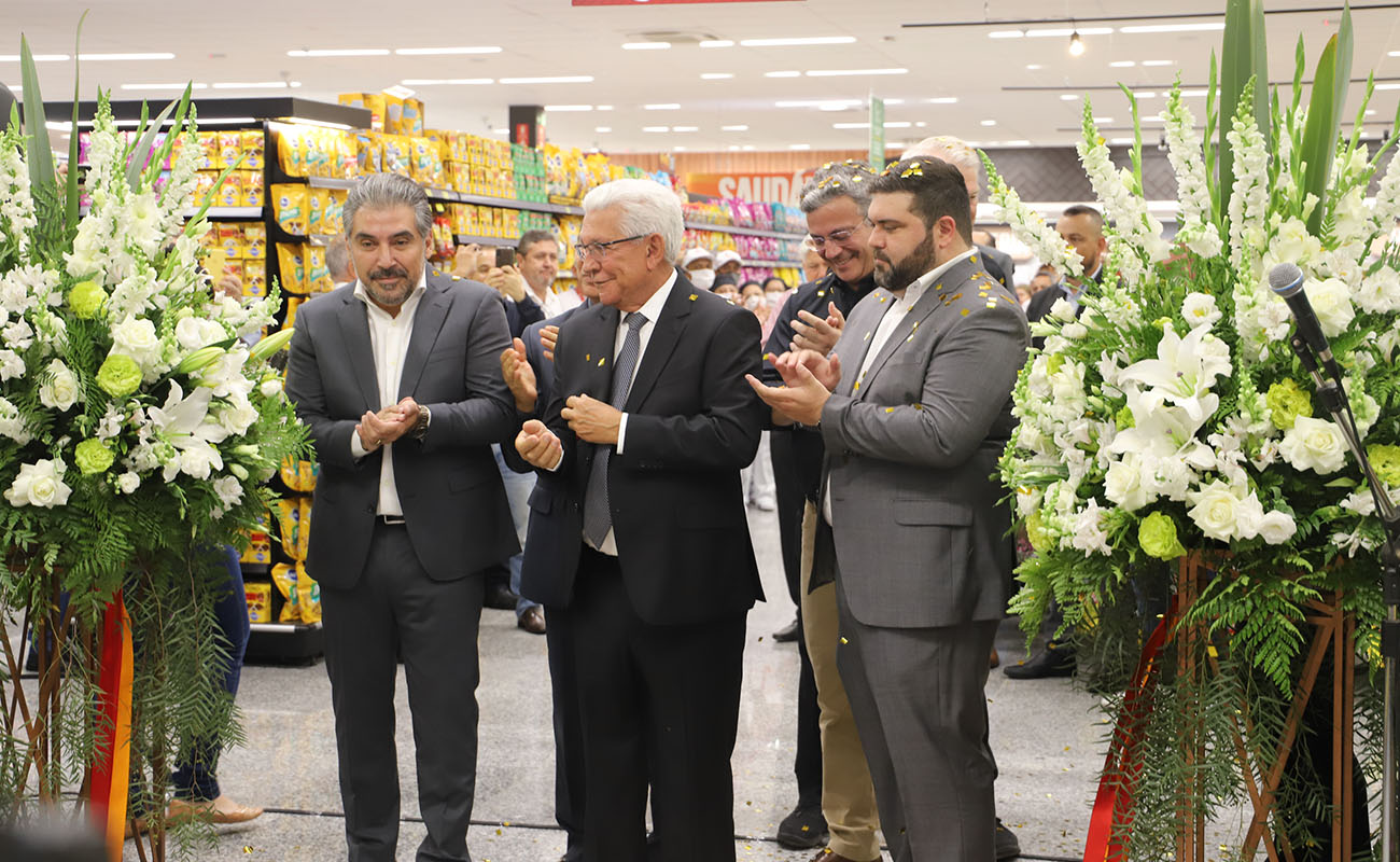 Foto dos proprietários do Supermercados Caetano e o prefeito Guilherme Gazzola no momento da inauguração