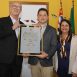 Na foto, o superintendente do Sebrae Marco Vinholi, recebe o título de cidadão Ituano das mãos do presidente da Câmara dos Vereadores de Itu Manoel Monteiro, acompanhado da vereadora Célia Rocha