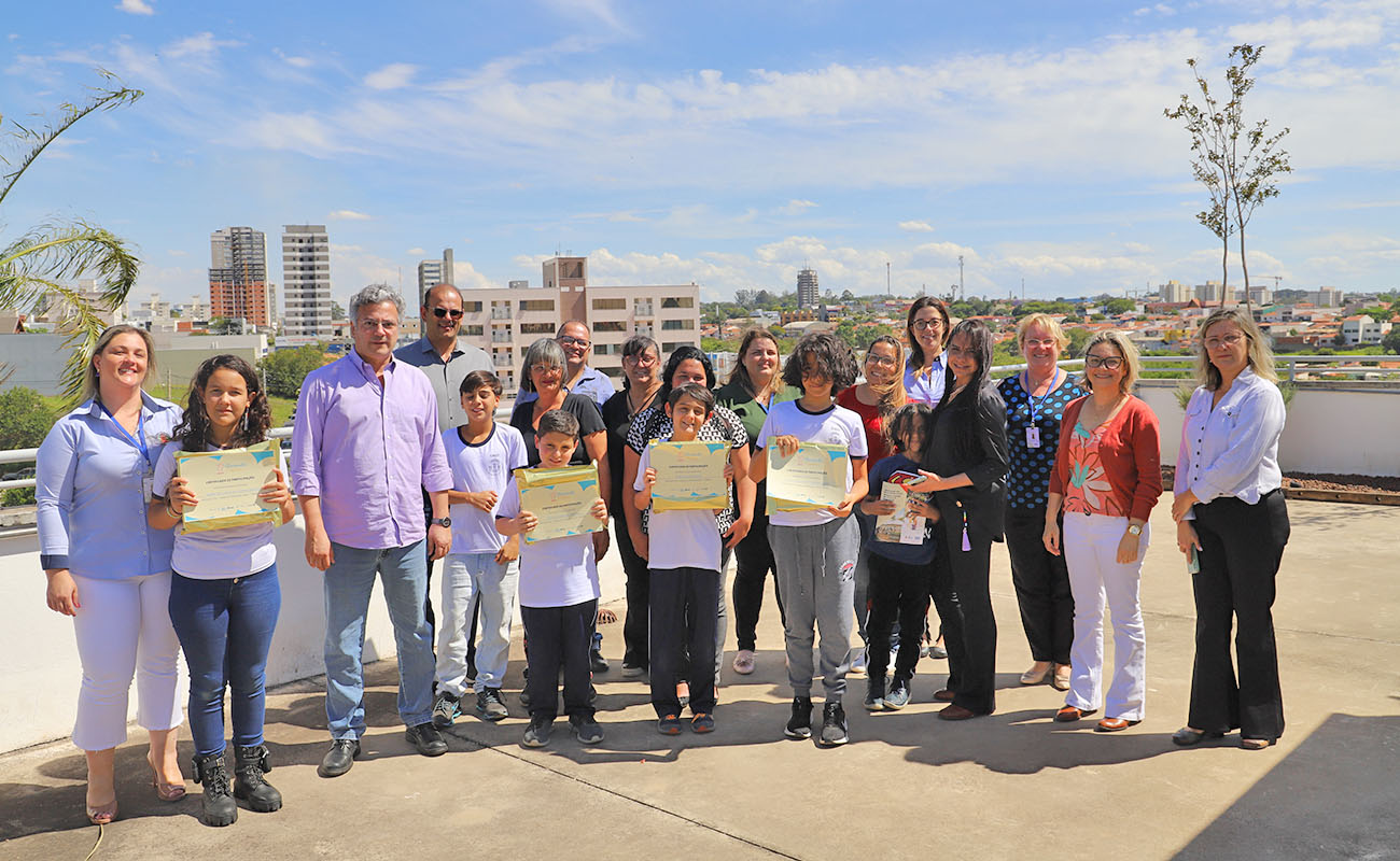 Foto dos alunos premiados com o Prefeito Guilherme Gazzola e os funcionários da Secretaria de Educação