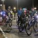 Diversos ciclistas durante passeio noturno