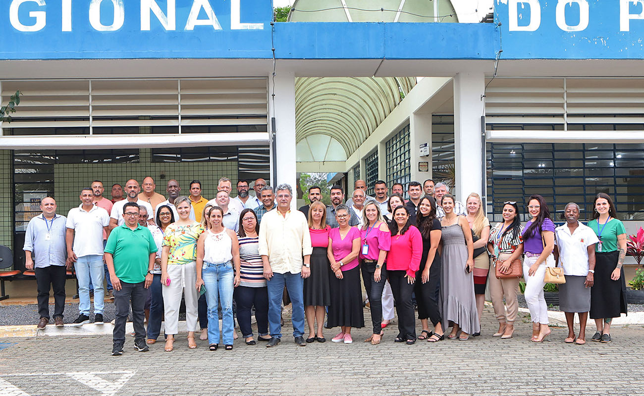Foto do Prefeito Guilherme Gazzola e equipe técnica da prefeitura em frente à fachada da Subprefeitura do Pirapitingui