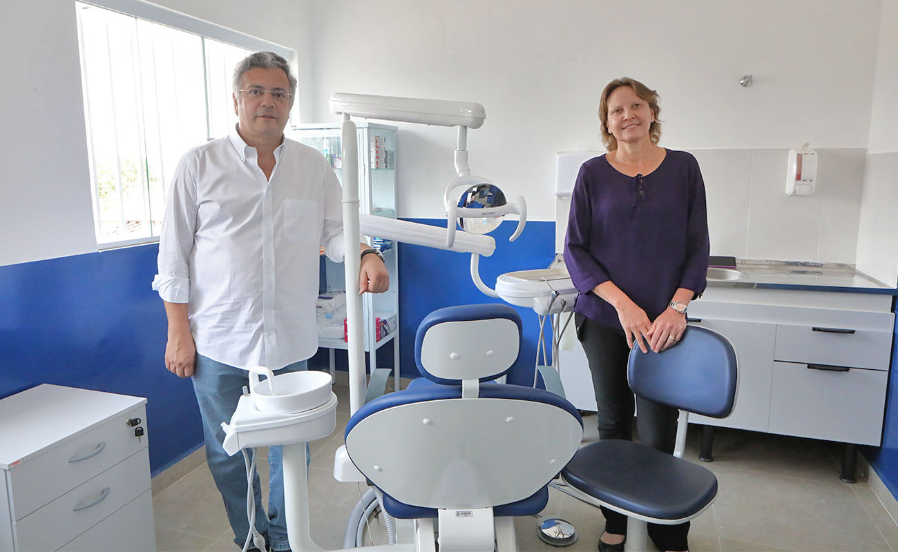 Foto do prefeito Guilherme Gazzola e a secretária de saúde Janaina Guerino no novo consultório odontológica da ubs 11