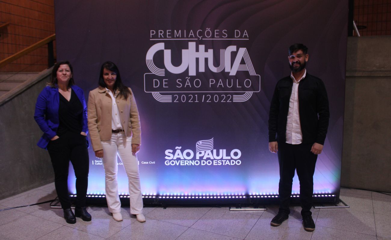 Foto colorida mostra a secretária municipal de Cultura, Maitê Velho, acompanhada da chefe de Artes da pasta, Sabrina Souli e o diretor de Patrimônio Histórico, Emerson Castilho, participou da solenidade de premiações de Cultura do Estado de São Paulo 2021/2022