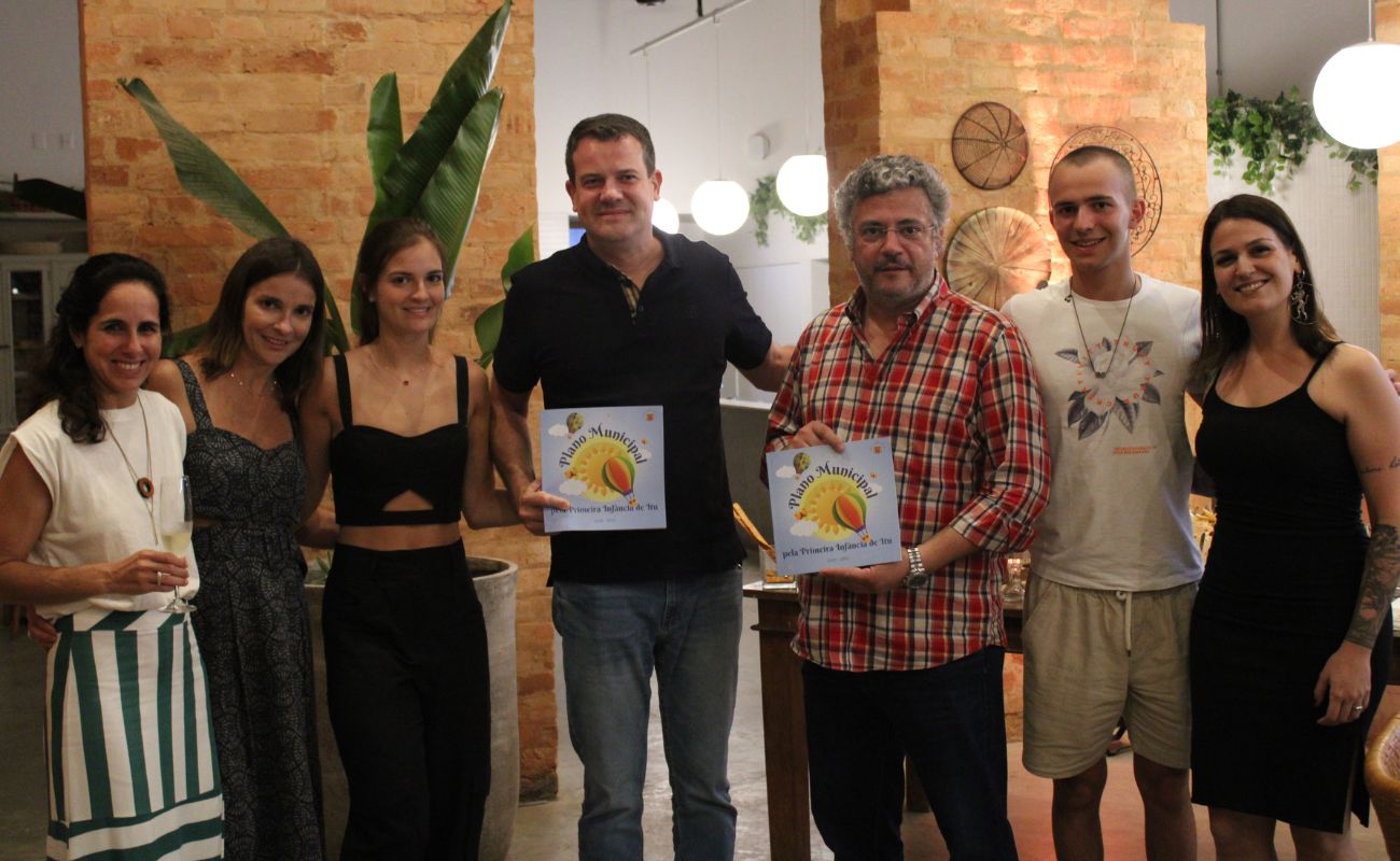 Foto mostra o prefeito da cidade de Itu, Guilherme Gazzola, junto a equipe do Instituto Tecendo Infâncias