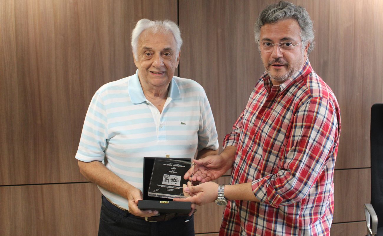 Fotografia colorida mostra o prefeito de Itu, Guilherme Gazzola, junto ao Sr. Antonio Carlos Barbosa.