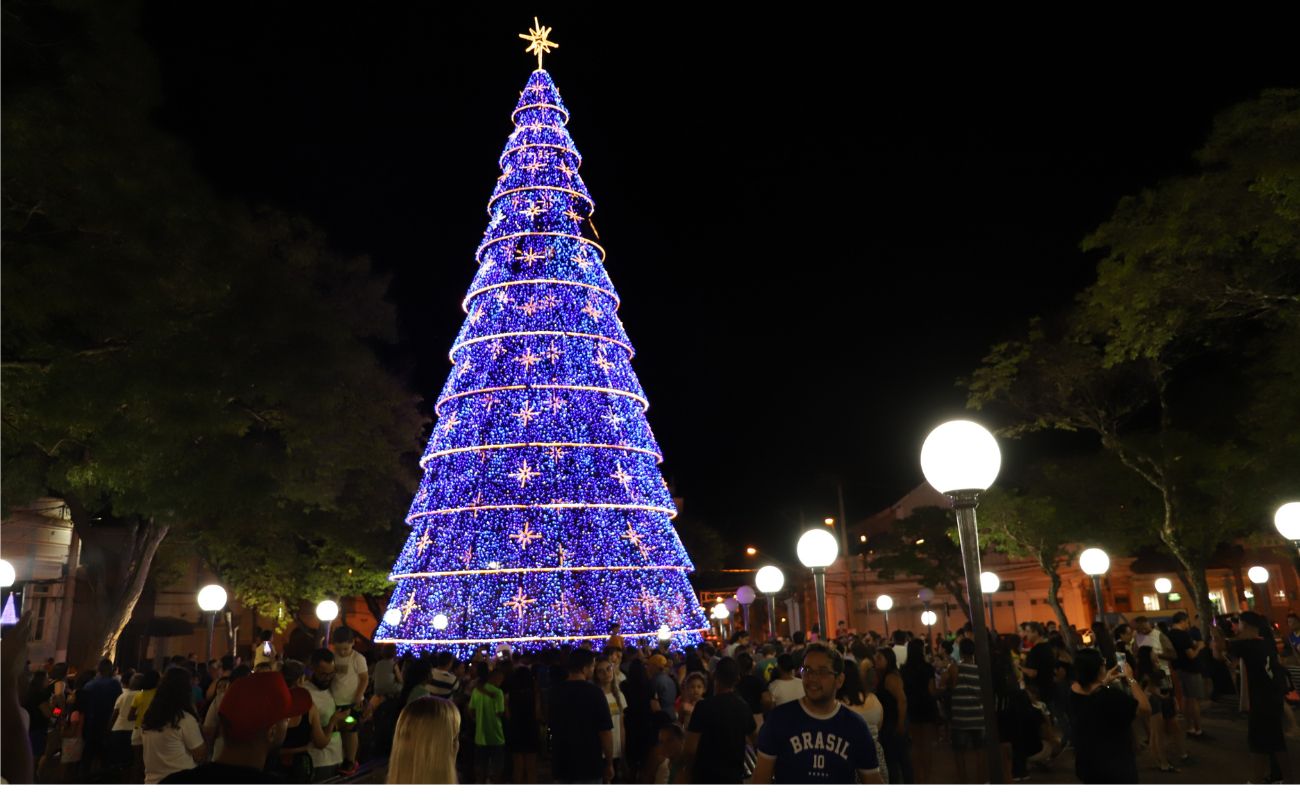 Fotografia mostra a grande árvore de natal com luzes azuis, montada na Praça da Matriz da cidade