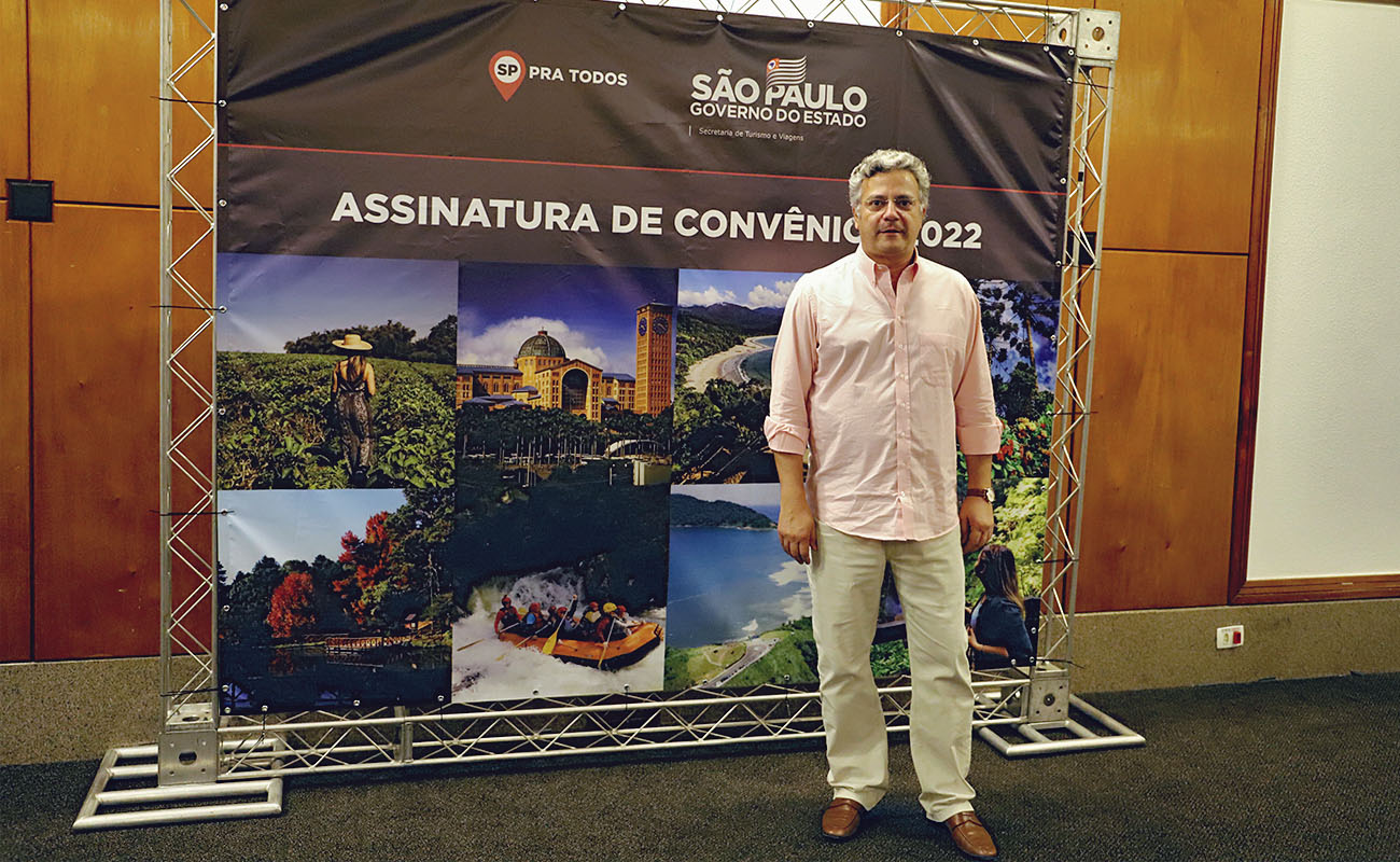 Foto do prefeito Guilherme Gazzola na assinatura do convênio
