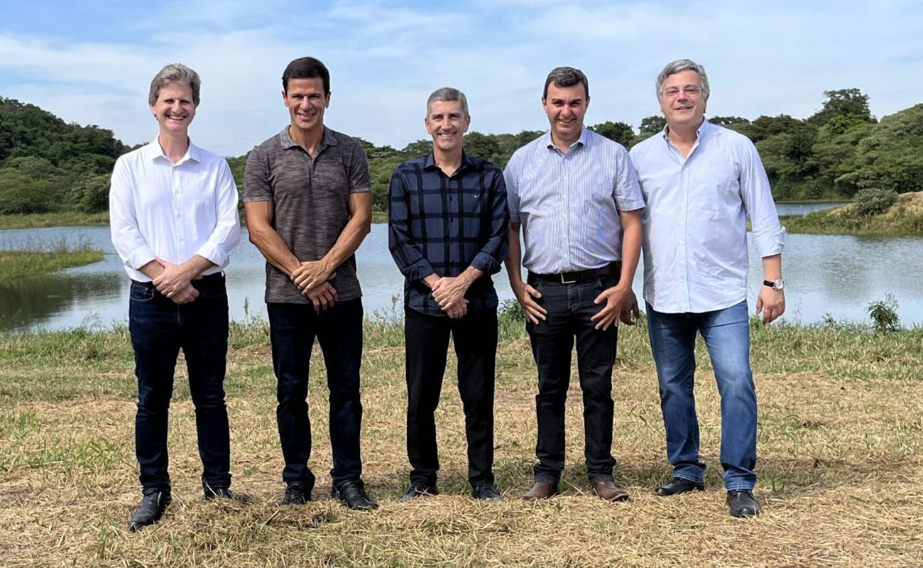 Foto do Prefeito Guilherme Gazzola e demais prefeitos responsáveis pela construção da barragem do Piraí