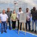Foto colorida mostra as autoridades presentes na inauguração da Areninha, prefeito Guilherme, o vice Luciano e o deputado Rogério Nogueira entre outras autoridades civis e militares.