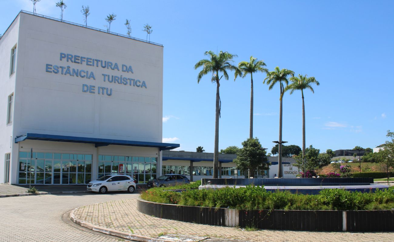 Imagem mostra a fachada da Prefeitura de Itu, à direita 4 palmeiras e em frente um chafariz. O local será ponto de encontro para os participantes da Feira Anufood
