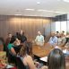 Imagem mostra o prefeito Guilherme Gazzola junto aos seus secretários de diversas pastas, sentados junto a novos servidores na sala de reuniões do gabinete.
