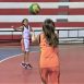 Imagem mostra duas meninas jogando basquete em uma quadra. As inscrições para aulas gratuitas das escolinhas de esportes estão abertas.