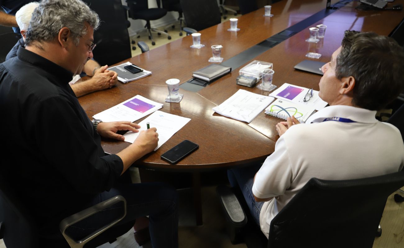 Imagem mostra o prefeito de Itu, assinando o termo do programa Itu Novo Tempo, junto ao gerente regional do Sebrae, Alexandre Martins