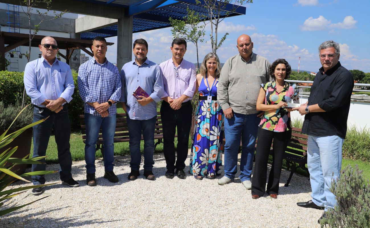 Imagem mostra o prefeito Guilherme Gazzola com representantes segurando o troféu significativo do Prêmio.