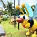 Texto mostra alguns brinquedos para crianças, como uma abelha e uma formiga gigantes e um bule com duas xícaras, disponíveis na Praça dos Exageros, um dos pontos turísticos de Itu.