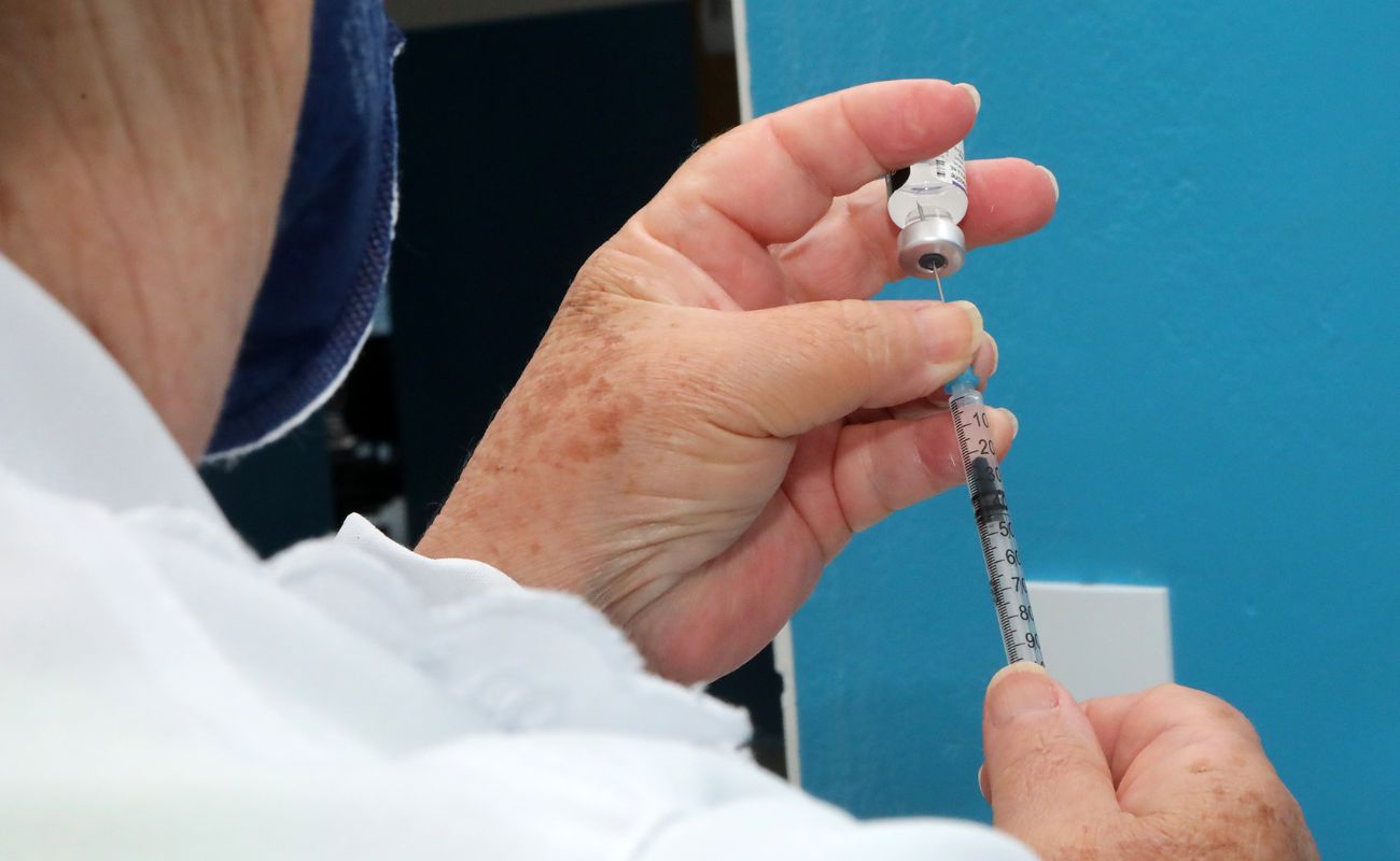 Imagem mostra uma dose de vacinação sendo preparada. A vacina bivalente está disponibilizada para gestantes e puérperas