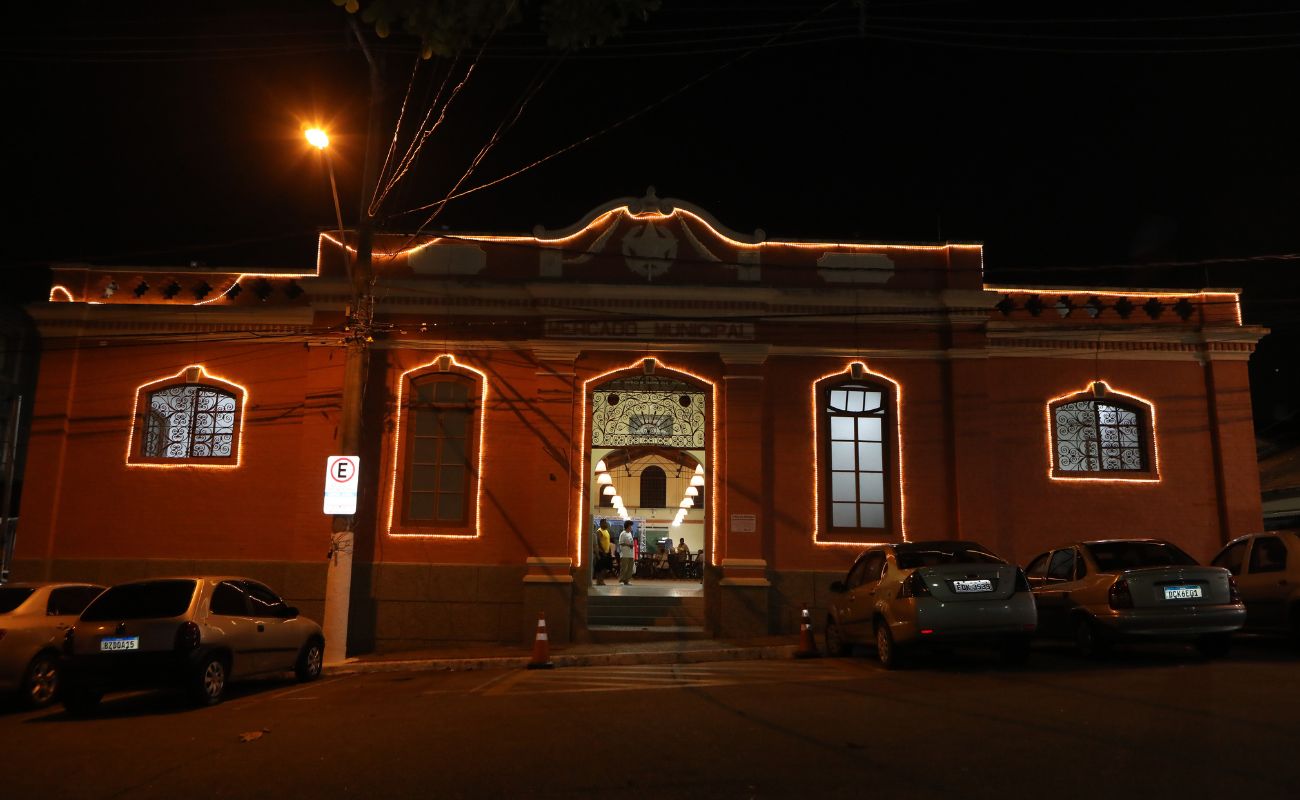 Imagem mostra a fachada do Mercado Municipal, local em que serão realizadas as atrações do projeto Empório Cultural