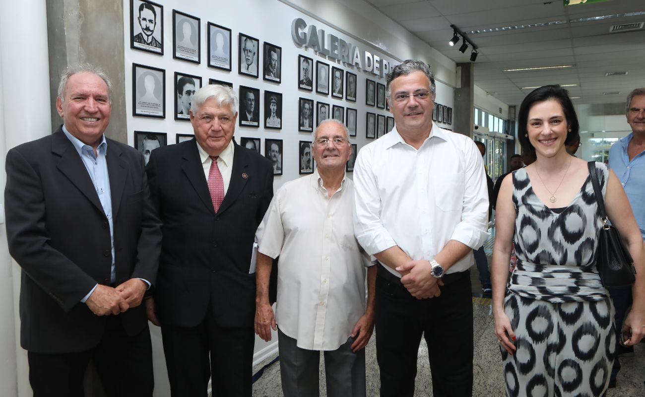 Imagem mostra o prefeito Guilherme Gazzola acompanhado dos ex-prefeitos, Olavo Volpato, Carlos Alberto Sonsin Pinheiro e Leonel Salvador. Sergio Previdi foi representado pela filha.