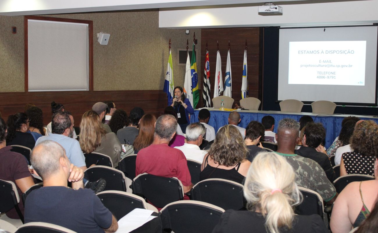 Imagem mostra pessoas de costas no auditório do Secom, participando da Consulta Pública que permite acesso a informações a Lei Paulo Gustavo