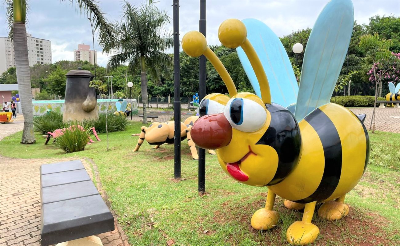 Imagem mostra uma abelha gigante, um dos brinquedos que fazem parte da Praca dos Exageros, um dos locais que estará aberto nesse feriado prolongado.
