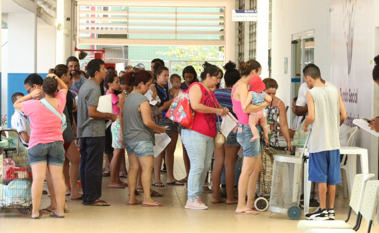Imagem mostra pessoas buscando atendimento no evento Prefeitura no Pira.