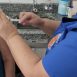 Imagem mostra uma pessoa recebendo a vacina contra Covid-19 em seu braço esquerdo em uma das campanhas de vacinação realizadas na cidade.