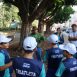 Imagem mostra os atletas de costas ouvindo as orientações sobre o plantio da equipe da Secretaria Municipal de Meio Ambiente.