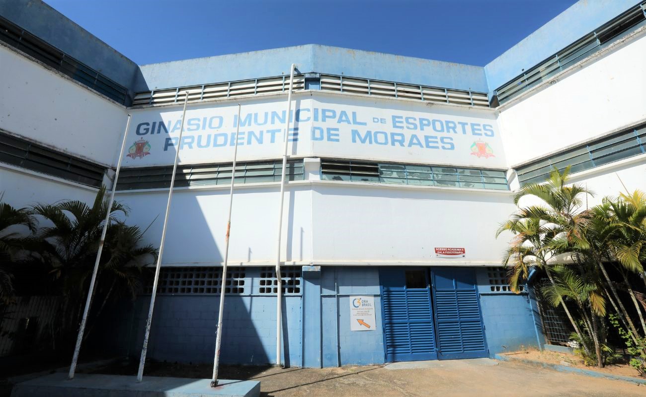 Imagem mostra a fachada do Ginásio Municipal Prudente de Moraes, local em que ocorrerá a caravana do Dia do Desafio.