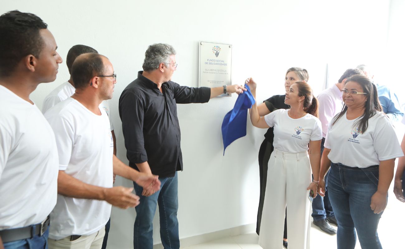 Imagem mostra o prefeito Guilherme Gazzola junto a diretora do Fundo Social Roberta Albanese e colaboradores no momento do decerramento da placa da nova sede do Fundo Social.
