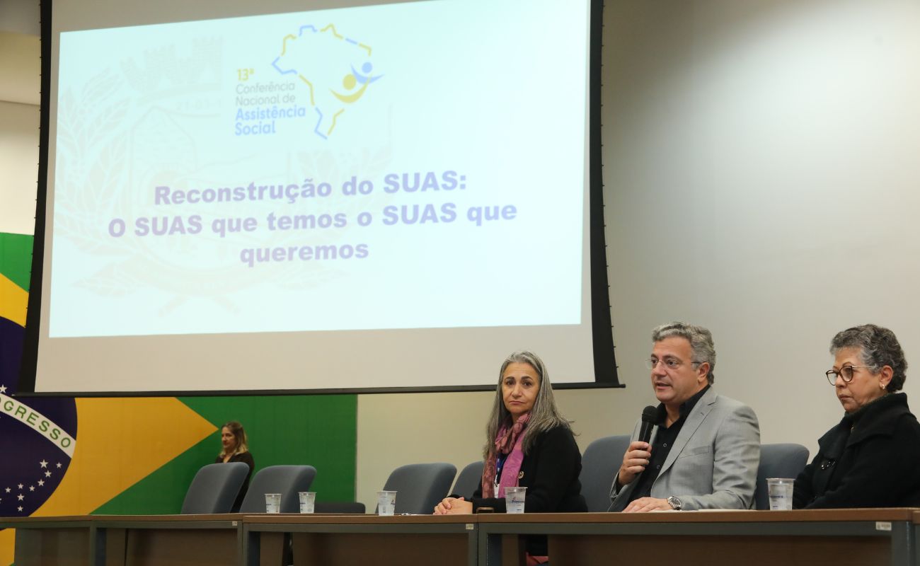 Imagem mostra o prefeito Guilherme Gazzola junto a autoridades participando da 13ª Conferência Municipal de Assistência Social.