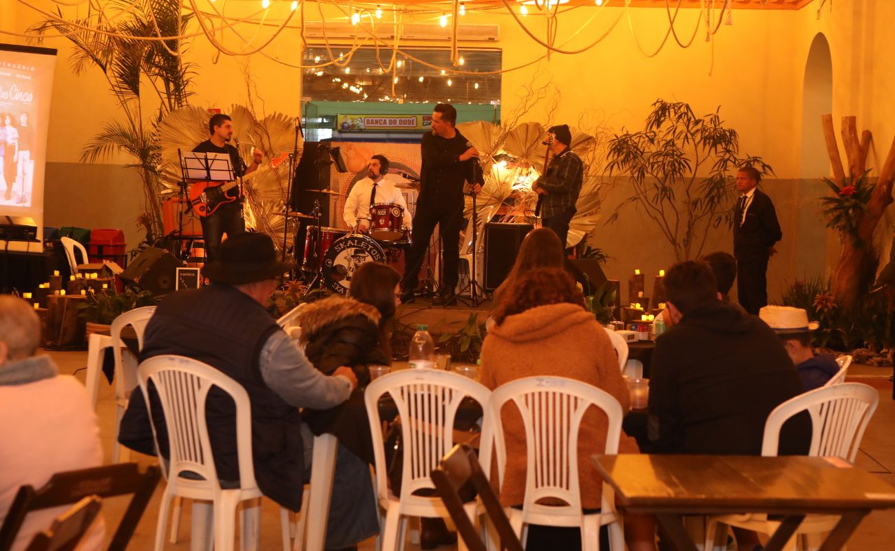 Imagem mostra o show de uma das bandas apresentadas no Mercado Municipal durante os eventos Empório Cultural.