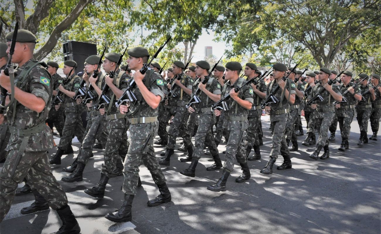 Imagem mostra soldados marchando. O alistamento militar está com inscrições abertas até o dia 30 de junho de 2023