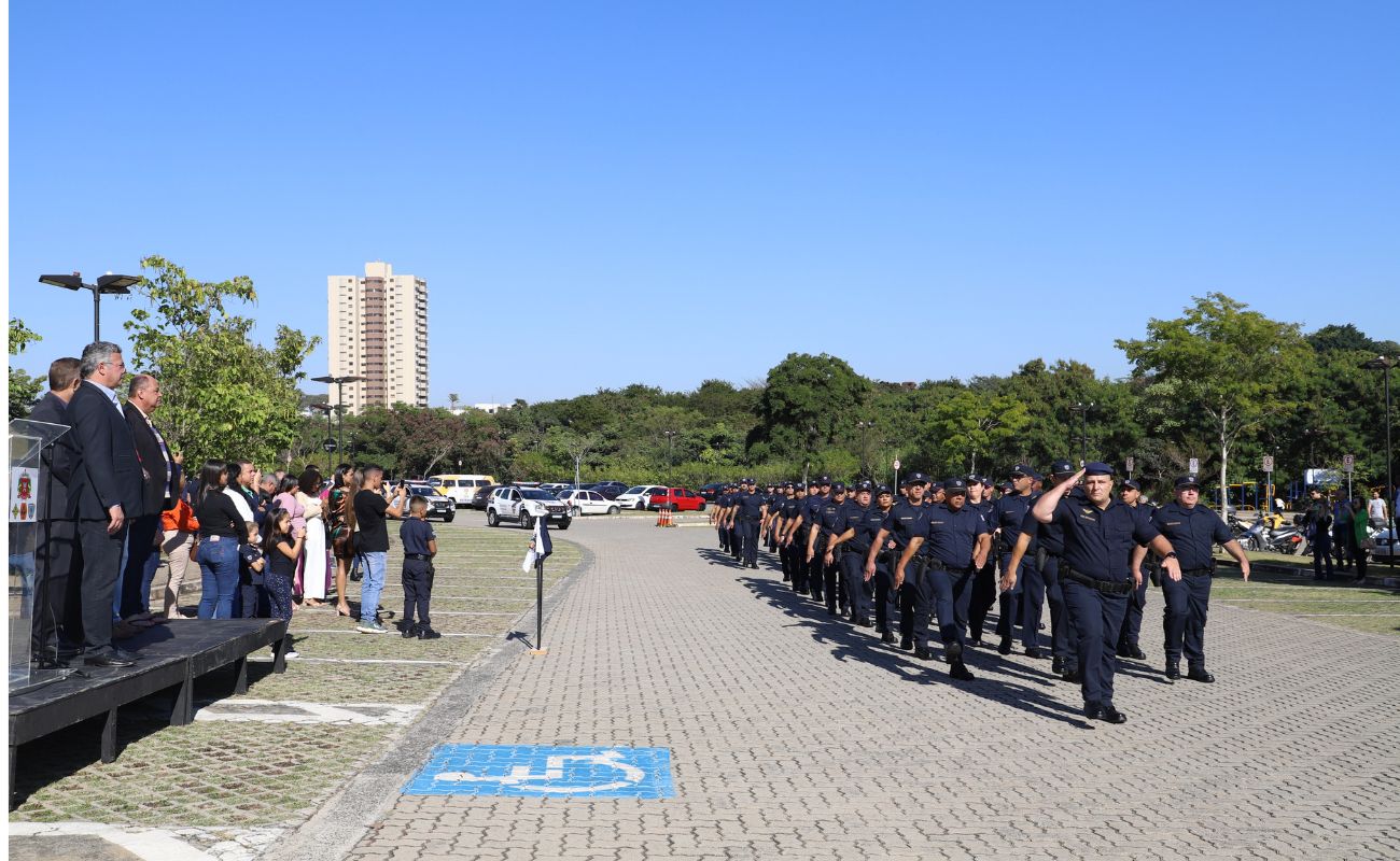 Imagem mostra o desfile da tropa de Guardas Civis Municipais em continência ao chefe do Executivo ituano