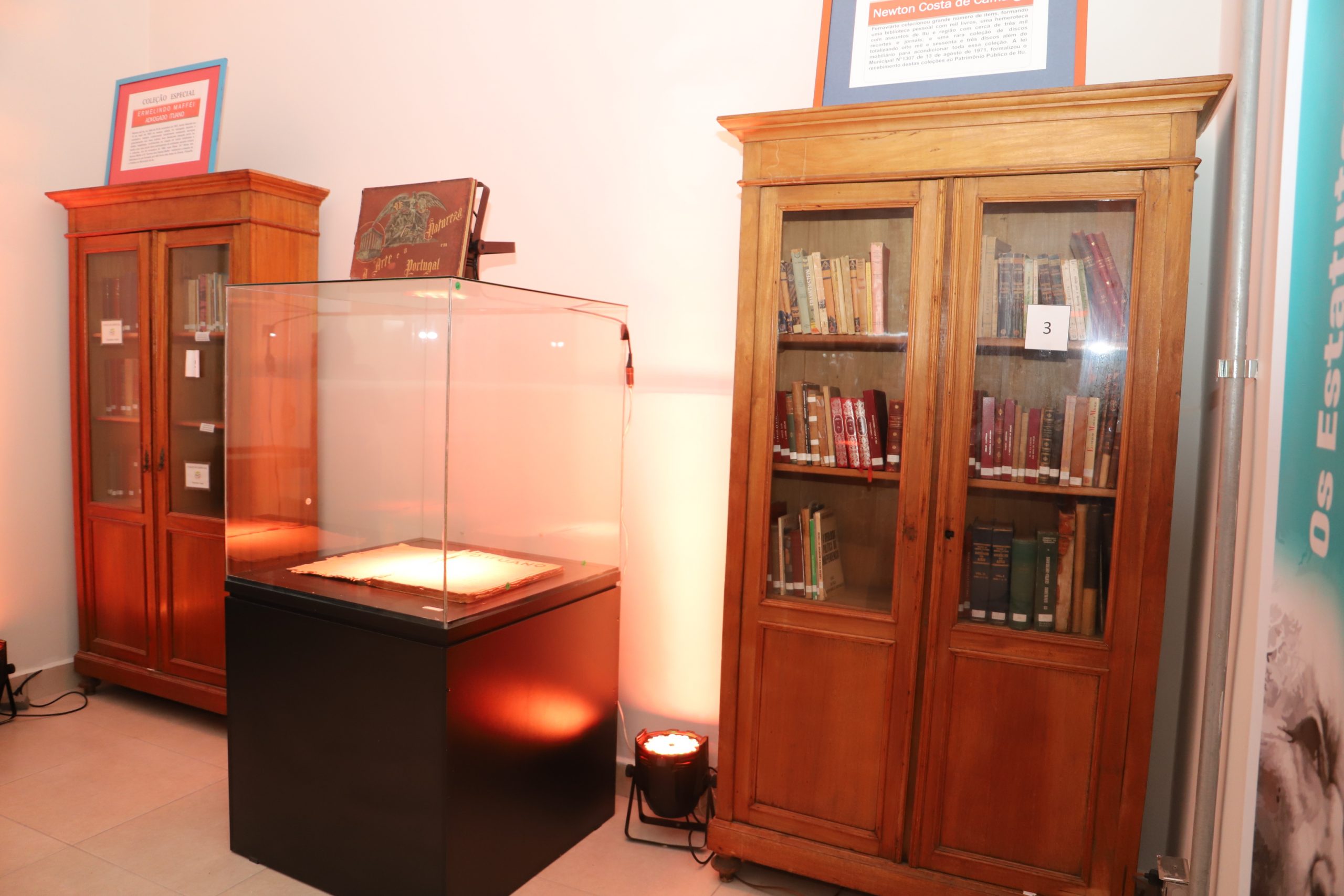 Imagem mostra dois armários com livros históricos no Cila, local onde será realizada a 1ª Mostra de Videocontos
