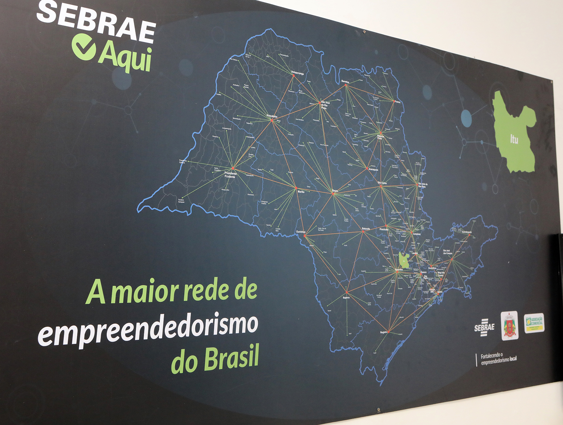 Imagem mostra um mapa de São Paulo com fundo preto e marcações na cor verde e branca, divulgando o espaço Sebrae Aqui, local em que podem ser feitas as inscrições para o curso gratuito de aperfeiçoamento para pedreiros