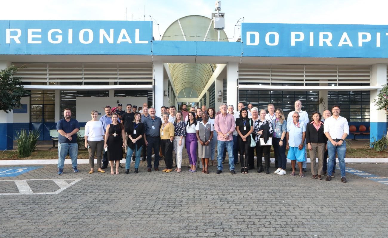 Imagem mostra servidores da Prefeitura reunidos em frente a fachada da Subprefeitura Regional do Pirapitingui, local onde acontecem os eventos Prefeitura no Pira.