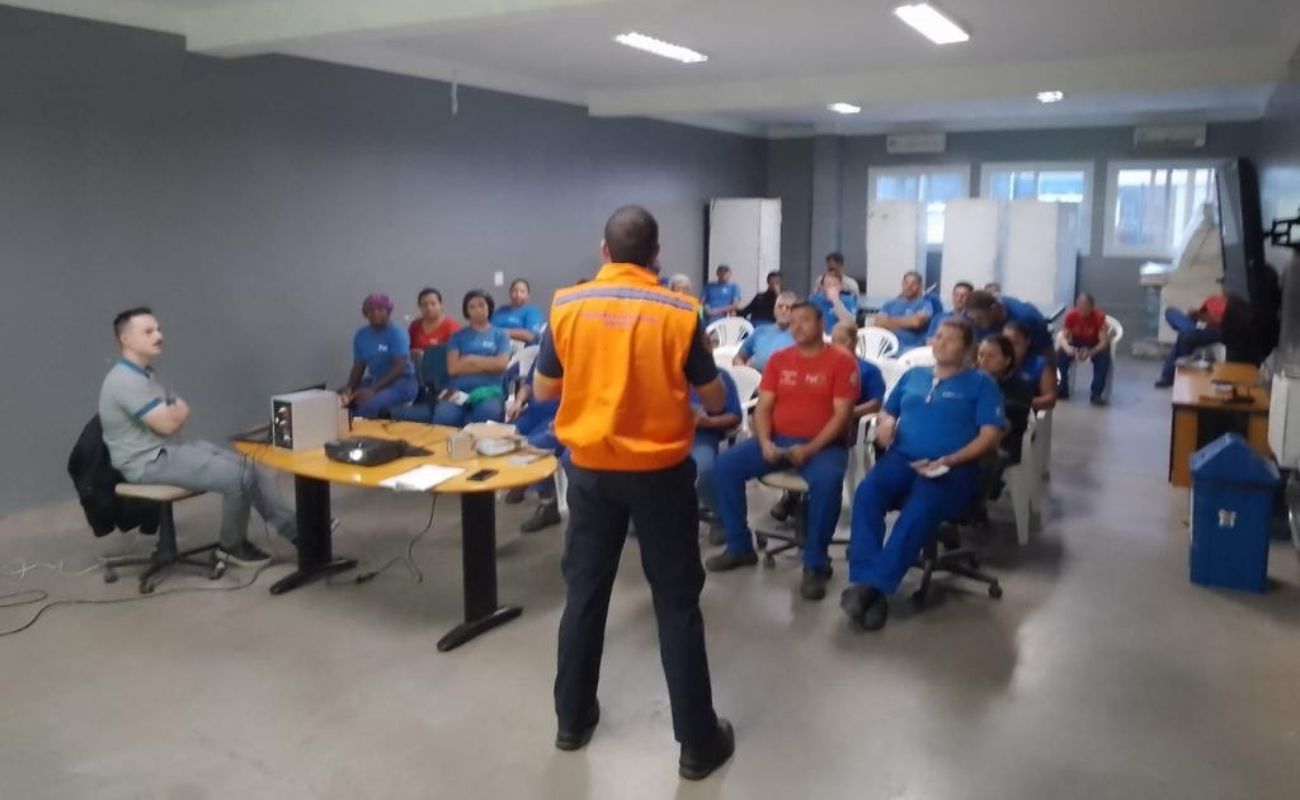 Imagem mostra diretor de Proteção e Defesa Civil, Paulo Guerreiro ministrando uma palestra sobre a prevenção de queimaduras urbanas aos funcionários da empresa Fox Reciclagem