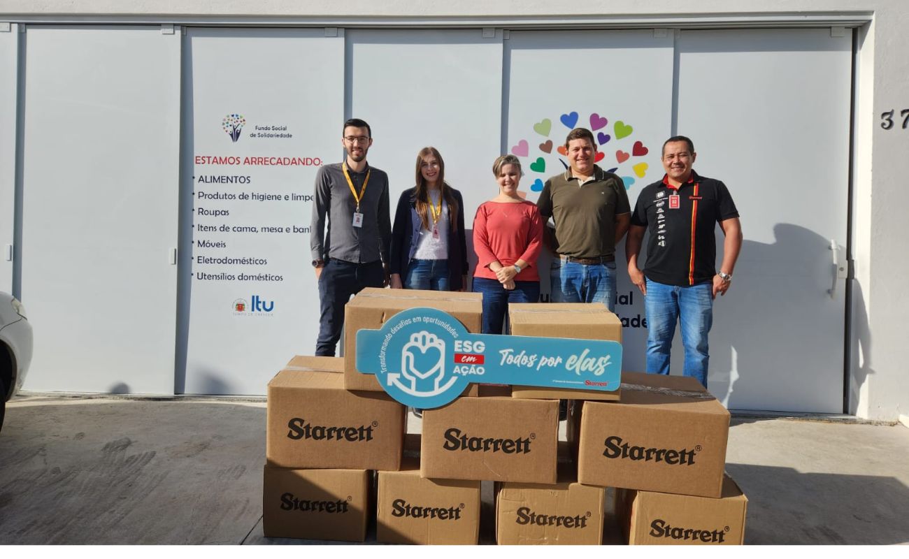 Imagem mostra a presidente do Funssol, Roberta Albanese, junto aos representantes da empresa Starrett em momento de entrega da doação de itens de higiene angariados pela empresa.