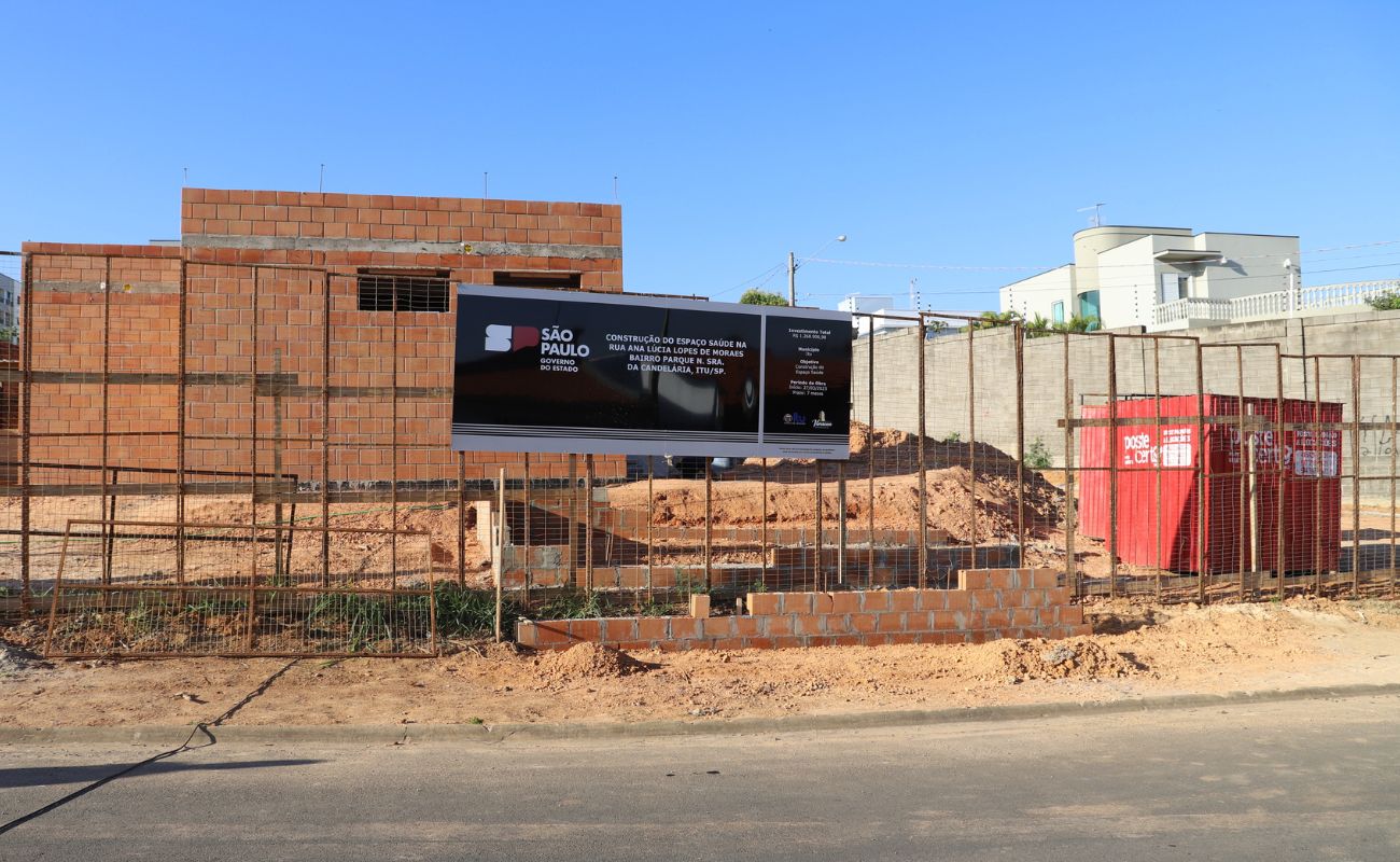 Imagem mostra a fachada da nova Unidade de Saúde que está sendo construída.