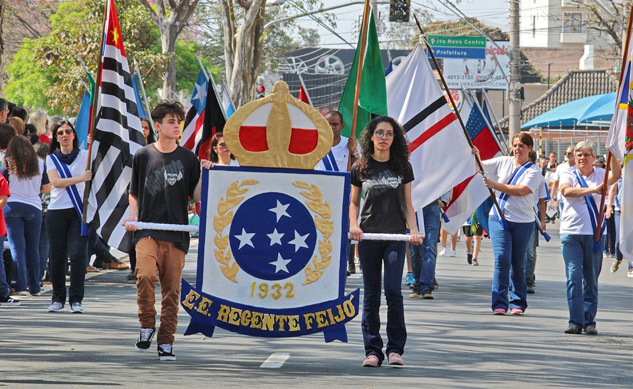 Imagem mostra alunos segurando bandeiras em Desfile da Independência