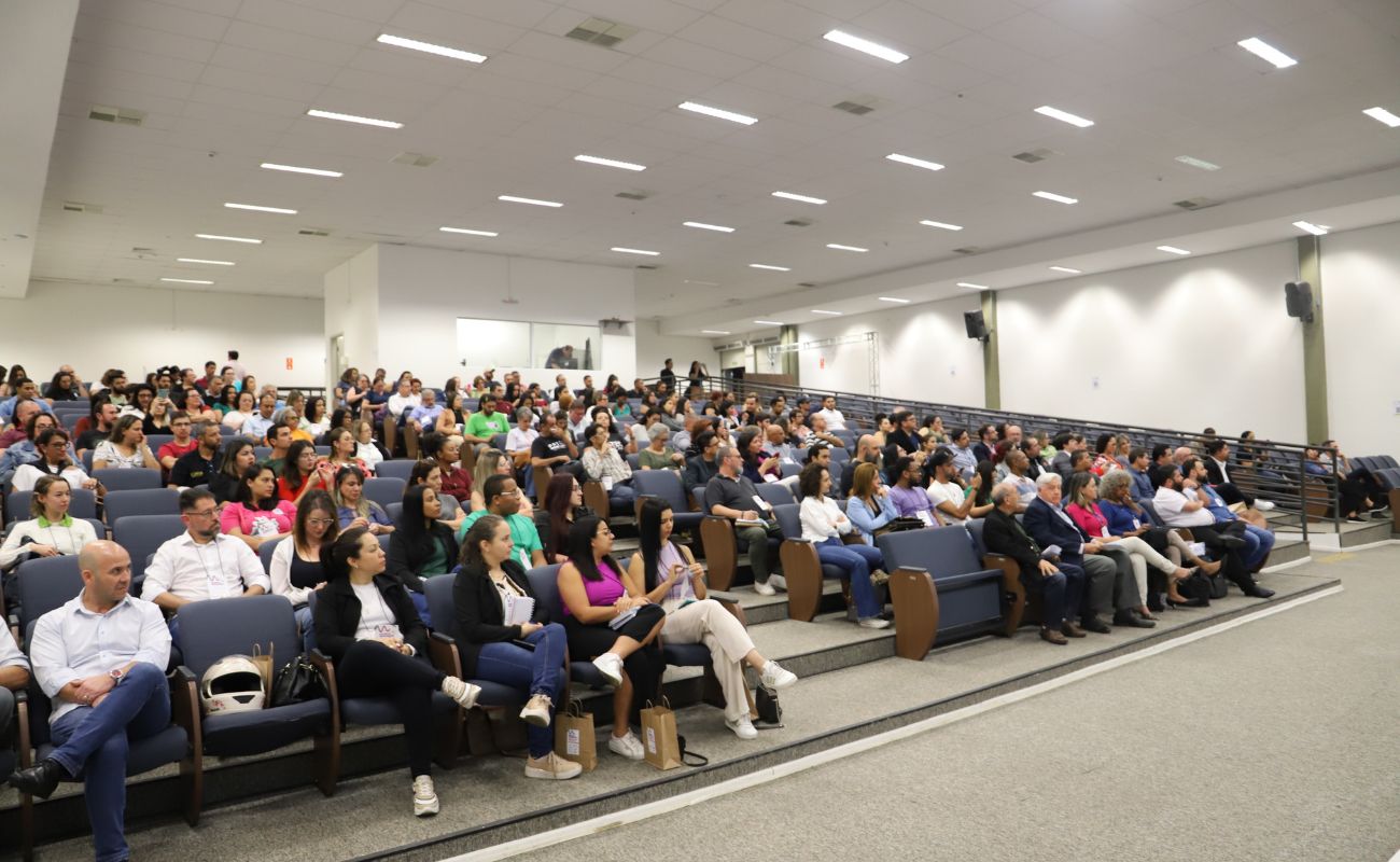 Imagem mostra o auditório da Prefeitura de Itu repleto de pessoas sentadas em evento de empreendedorismo.