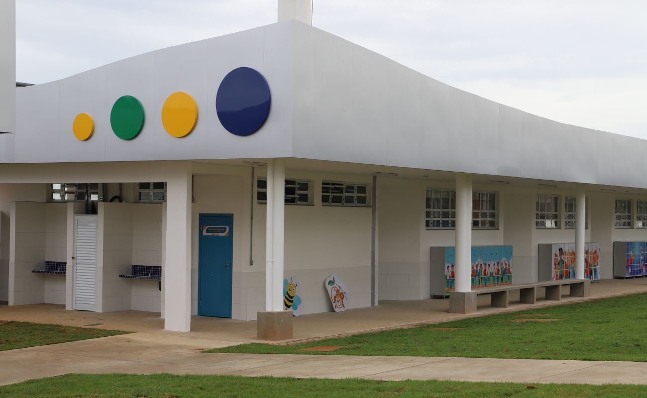 Imagem mostra a fachada da escola rede saber, local em que as inscrições para integral Rede Saber estarão abertas.